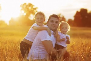 Erzieher mit zwei Kindern auf dem Feld