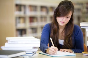 Frau studiert in der Bibliothek