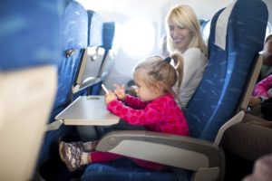 Der Urlaub naht: Kinder im Flugzeug